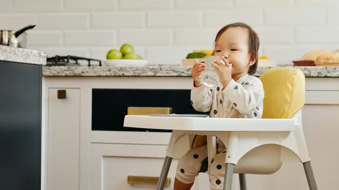 Kapan Anak Bisa Dikenalkan Minum Menggunakan Gelas?