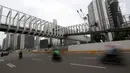 Pekerja melakukan pengerjaan revitalisasi Jembatan Penyeberangan Orang (JPO) Ratu Plaza, Jakarta, Jumat (28/12). JPO Ratu Plaza masuk dalam proses revitalisasi dan ditargetkan selesai pada akhir Desember 2018. (Liputan6.com/JohanTallo)