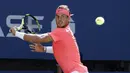 Petenis Spanyol, Rafael Nadal, mengembalikan bola saat bertanding melawan petenis Ukraina, Alexandr Dolgopolov, pada turnamen AS Terbuka 2017 di New York, Senin (4/9/2017). Nadal menang 6-2, 6-4, 6-1 atas Alexandr Dolgopolov. (AP/Julie Jacobson)