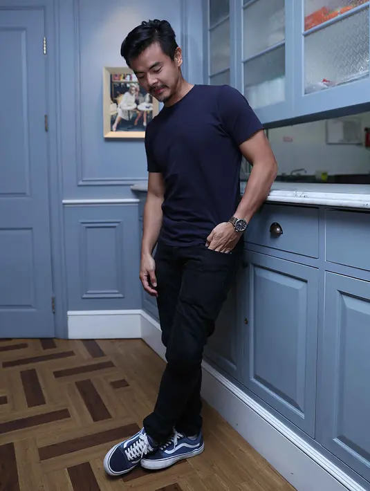 Ini juga permintaan Ernest Prakasa, sang sutradara yang dalam film itu juga berperan sebagai kakaknya, Dion. Meski dirinya mengaku lebih muda, demi perannya sebagai kakak, ia harus memanjangkan kumis dan jenggot agar terlihat tua.(Nurwahyunan/Bintang.com)