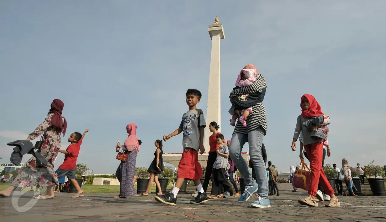Suasana di kawasan Munomen Nasional (Monas) saat libur lebaran, Jakarta, Kamis (7/7). Libur kedua Lebaran ini dimanfaatkan warga untuk bekunjung ke lokasi wisata bersama keluarga. (Liputan6.com/Yoppy Renato)