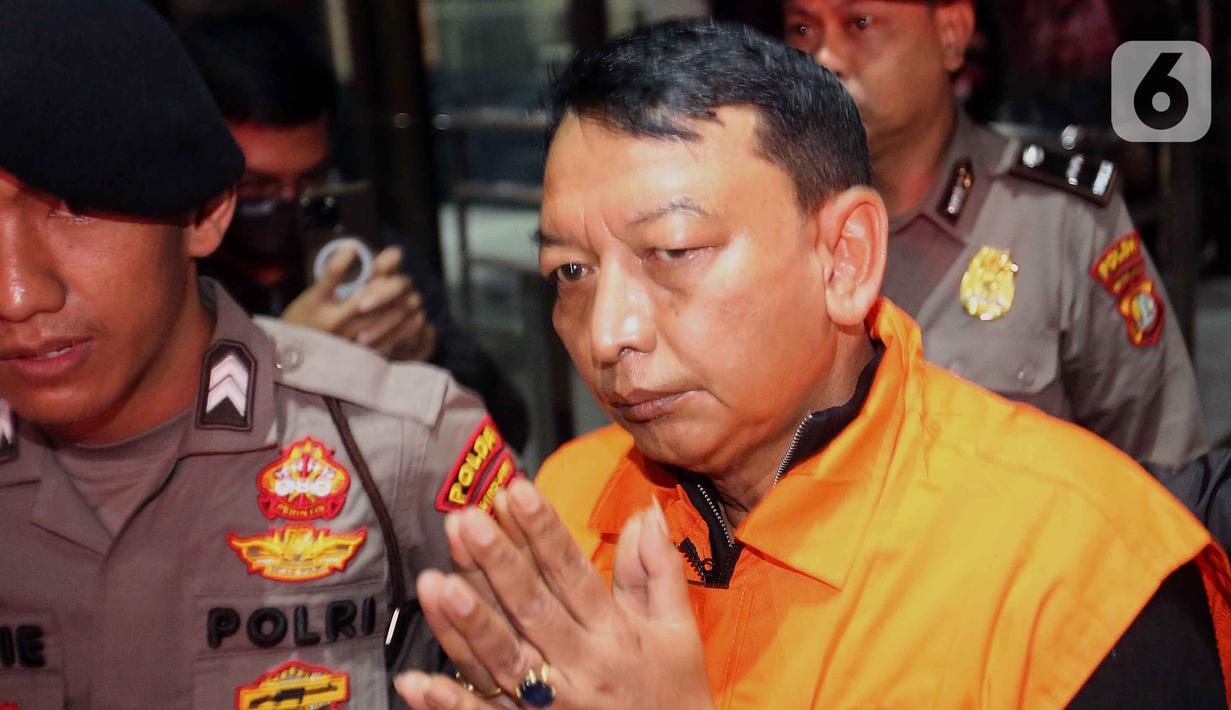 Ketua Pengadilan Negeri Depok, I Wayan Eka Mariarta (EKA) saat dibawa menuju mobil tahanan di Gedung Merah Putih Komisi Pemberantasan Korupsi (KPK), Jakarta, Sabtu (7/2/2026). (Liputan6.com/Helmi Fithriansyah)
