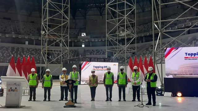 Presiden Joko Widodo atau Jokowi meninjau pembangunan Indoor Multifunction Stadium (IMS) Gelora Bung Karno (GBK).