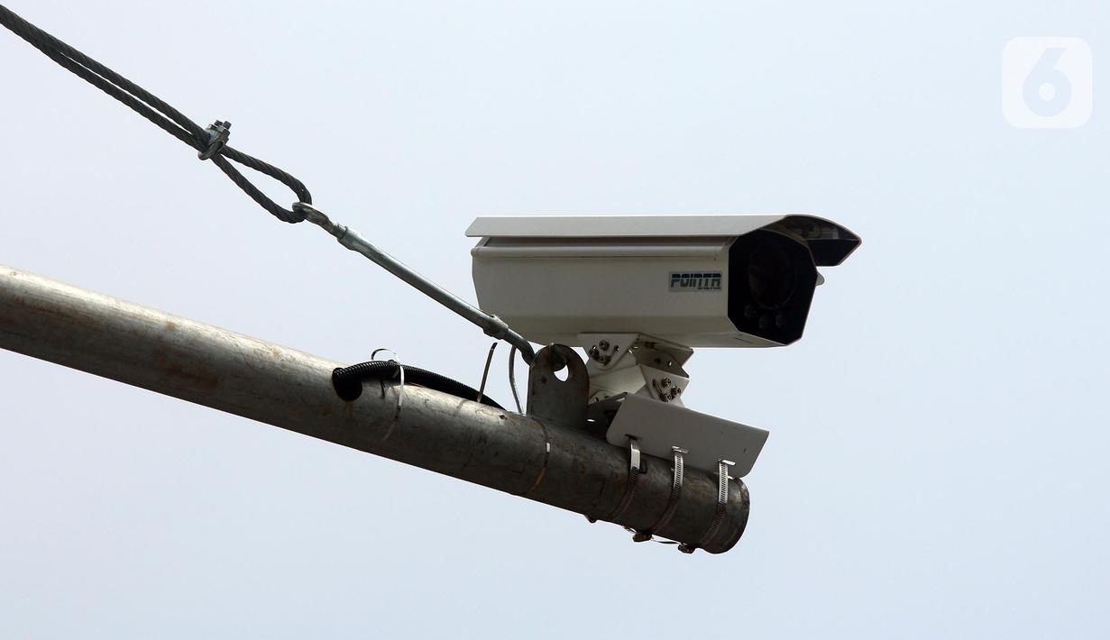 Kamera electronic traffic law enforcement (ETLE) yang dipasang di Jalan S Parman, Slipi, Jakarta, Senin (20/2/2023). Polda Metro Jaya akan memberlakukan 70 kamera ETLE statis di beberapa ruas jalan di Jakarta di tahun ini. (Liputan6.com/Johan Tallo)