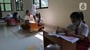 Sejumlah siswa belajar di Aula Kelurahan Jatirahayu, Bekasi, Jawa Barat, Rabu (29/7/2020). Pemerintah Kota Bekasi melalui Kelurahan Jatirahayu menyediakan fasilitas wifi gratis bagi siswa yang terkendala kuota internet dalam kegiatan belajar secara daring. (Liputan6.com/Herman Zakharia)