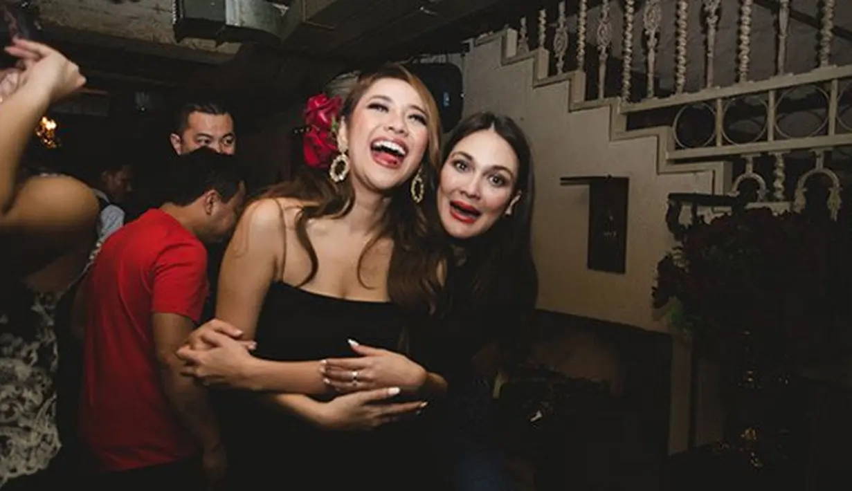 Kebahagiaan pastinya sangat dirasakan Bunga Citra Lestari di hari jadinya. Pasalnya, istri Ashraf Sinclair ini dikelilingi orang-orang tersayang saat merayakan ulang tahunnya yang ke-35. Selamat ulang tahun, BCL! (Instagram/bclsinclair)