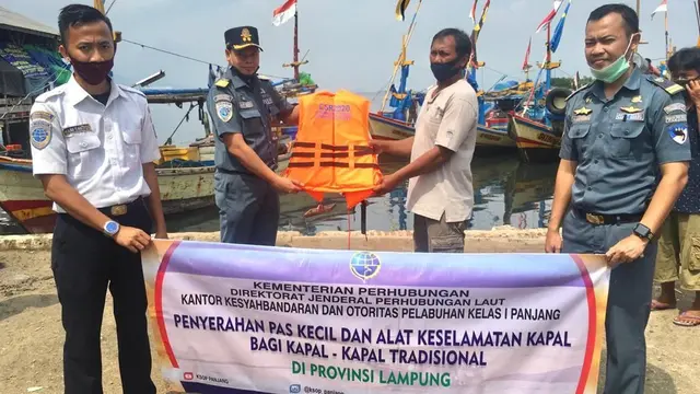 Kemenhub memberikan bantuan pas kecil kapal tradisional dan alat keselamatan kapal ke nelayan dan awak kapal tradisional di Provinsi Lampung. (Dok Kemenhub)