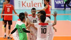 Selebrasi pemain Timnas voli putra Indonesia setelah mendapatkan poin saat&nbsp;melawan Vietnam pada laga Semifinal Bola Voli Putra SEA Games 2023 di Olympic Complex Indoor Main Hall, Phonm Penh, Minggu (7/5/2023). (Bola.com/Abdul Aziz)