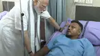 Sebuah tangkapan layar rekaman video yang diambil dan dirilis oleh Saluran Youtube Narendra Modi pada 13 Juni 2025 menunjukkan Perdana Menteri India Narendra Modi (kiri) bertemu dengan Vishwash Kumar Ramesh, satu-satunya yang selamat dari kecelakaan penerbangan Air India 171, di sebuah rumah sakit di Ahmedabad. (Narendra Modi Youtube Channel/AFP)