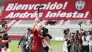 Andres Iniesta meninggalkan lapangan usai perkenalan di NOEVIR Stadium Kobe, Kobe, (26/5/2018). Iniesta dikontrak Vissel Kobe selama tiga tahun. (Michi Ono/Kyodo News via AP)