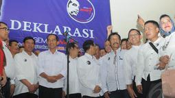Jokowi datang dengan pakaian andalannya kemeja putih dengan bawahan hitam tiba di Gedung Joang 45, Menteng. Jakarta Pusat, Kamis (8/5/2014) malam, sekitar Pukul 20.30 WIB (Liputan6.com/Herman Zakharia).