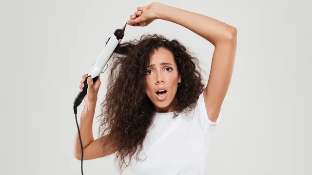 Ilustrasi memakai alat styling/freepik.com/drobotdean