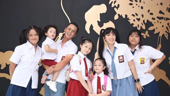 [Fimela] Keluarga Ussy Sulistiawaty dan Andhika Pratama