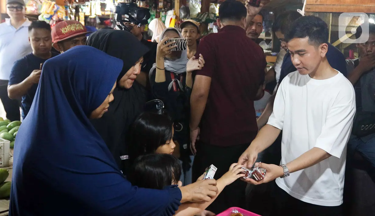 "Tapi yang jelas, karena ini sudah mendekati akhir tahun, kita dorong semua warga untuk belanjar di pasar tradisional. Kita ramein," ujarnya. (Liputan6.com/Herman Zakharia)