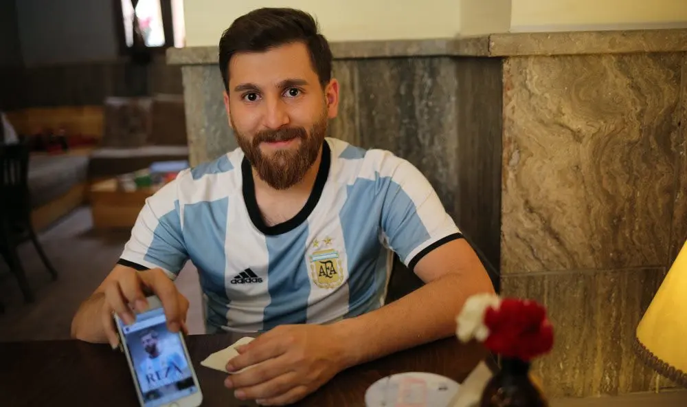 Riza Perestes, warga asal Iran, yang memiliki kemiripan wajah seperti bintang Barcelona, Lionel Messi. (MEHR Newsagency/Mohammad Khodabakhsh). 
