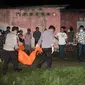 Polresta Gorontalo Kota saat mengevakuasi jasad korban RPA (Arfandi Ibrahim/Liputan6.com)