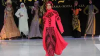 Sejumlah model memeragakan busana muslim, saat Moslem Fashion Festival 2011 di Royal Plasa Surabaya. (Antara)
