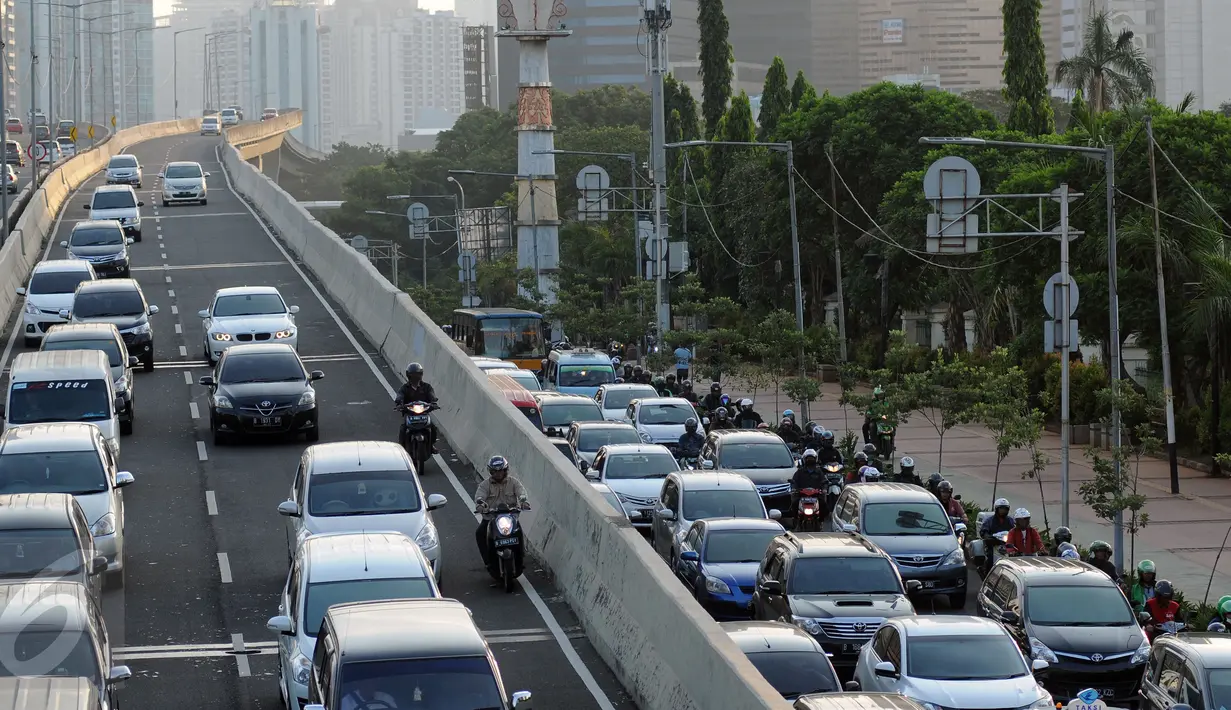 Pengendara motor melintas di Jalan Layang Non Tol Tanah Abang arah Kampung Melayu, Jakarta, Kamis (28/7). Meski berbahaya, para pengendara sepeda motor seringkali nekat melintasi JLNT Kampung Melayu-Tanah Abang. (Liputan6.com/Helmi Fithriansyah)