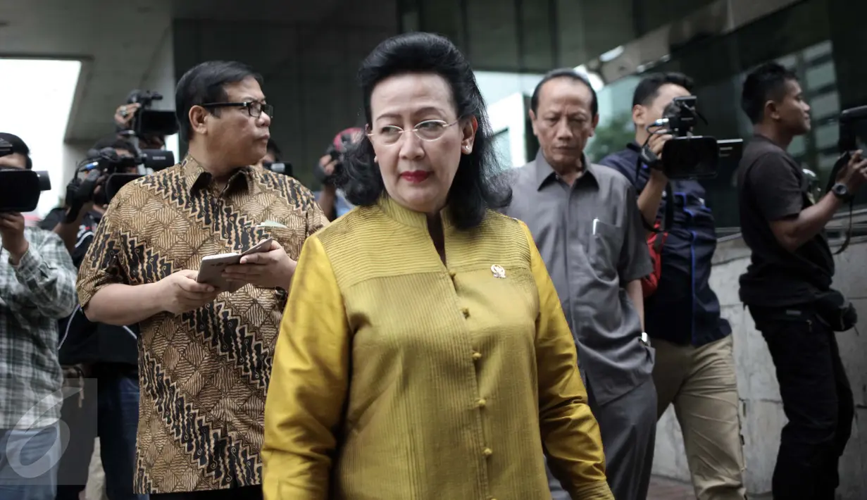 Wakil Ketua DPD RI GKR Hemas usai menjenguk Irman Gusman di Gedung KPK, Jakarta, Kamis (6/10). Kedatangan Hemas bersama sejumlah anggota DPD guna menyampaikan perihal pemberhentian Irman Gusman sebagai Ketua DPD RI. (Liputan6.com/Helmi Afandi)