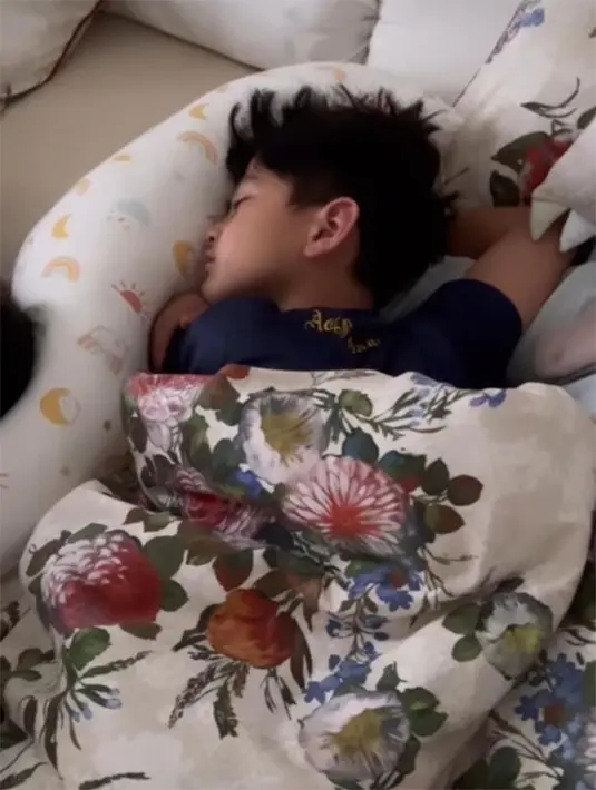 Melihat anak-anak dan dua pengasuhnya tertidur pulas, pria yang juga sering disebut Sultan Andara itu keluar kamar lagi. [Instagram/raffinagita1717]