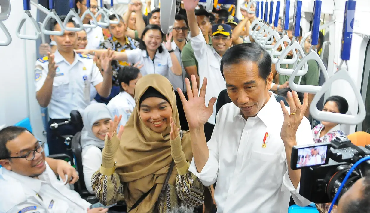 Presiden Joko Widodo  bersama penyandang disabilitas saat menjajal MRT di Jakarta, Kamis (21/3). Jokowi didampingi Ibu Negara Iriana mencoba kembali kereta tersebut bersama disabilitas, dan artis Chelsea Islan. (Liputan6.com/Angga Yuniar)