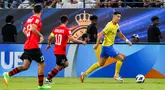Pemain Al Nassr, Cristiano Ronaldo (kanan), mengontrol bola dibayangi pemain Istiklol dalam laga kedua Grup E Liga Champions Asia 2023/2024 yang berlangsung di Al Awal Park at King Saud University, Riyadh, Selasa (3/10/2023) dini hari WIB. (AFP/Fayez Nureldine)