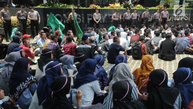Puluhan Aliansi Mahasiswa, Pemuda dan Masyarakat yang mengatasnamakan pecinta Tuan Guru Bajang (TGB) atau Gubernur NTB TGH Zainul Majdi melakukan aksi damai membaca yasin di depan gedung KPK, Jakarta, Selasa (25/09).(merdeka.com/dwi narwoko)