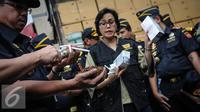 Menteri Keuangan Sri Mulyani melihat rokok ilegal di Kantor Dirjen Bea Cukai, Jakarta, Jumat (30/9). Sri Mulyani mengaku takjub dengan temuan rokok ilegal yang sudah terkemas rapi. (Liputan6.com/Faizal Fanani)