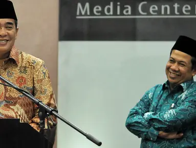 Ketua DPR Ade Komarudin (kiri) dan Wakil Ketua DPR Fahri Hamzah menyampaikan hasil rapat Badan Musyawarah (Bamus) DPR di Jakarta, (27/1). Bamus DPR menyepakati pemangkasan kunjungan keluar negeri dan kunjungan kerja ke daerah. (Liputan6.com/JohanTallo)