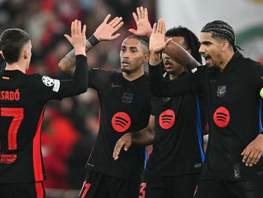 Para pemain Barcelona melakukan selebrasi setelah pertandingan leg pertama 16 besar Liga Champions 2024/2025 melawan SL Benfica yang digelar di Estadio da Luz, Kamis (6/3/2025) dini hari WIB. (Patricia DE MELO MOREIRA/AFP)