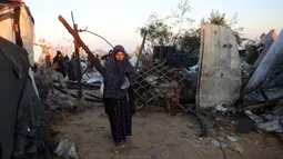 Serangan Israel yang menghantam kamp pengungsian sementara di Mawasi Khan Yunis itu sedikitnya menewaskan 11 orang, termasuk kepala polisi Hamas di wilayah tersebut yang kini telah dibubarkan. (BASHAR TALEB/AFP)