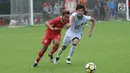 Pemain Persika berebut bola dengan pemain Timnas Jepang U-19 saat uji tanding di Lapangan B Kompleks GBK, Jakarta, Selasa (27/3). Persika kalah 2-3 dari Jepang U-19. (Liputan6.com/Helmi Fithriansyah)