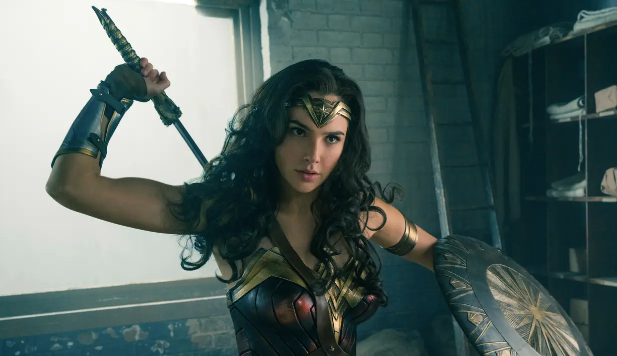Aktris Gal Gadot saat memerankan Wonder Woman di film terbarunya. Film ini menceritakan sosok Diana, putri cantik asal Amazon yang dilatih guna menjadi ksatria tak terkalahkan, Wonder Woman. (Clay Enos/Warner Bros. Entertainment via AP)