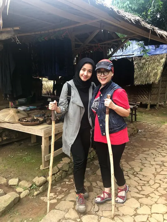 Laudya Cynthia Bella juga terlihat berfoto dengan rekannya. Ia terlihat memegang tongkat yang sepertinya digunakan untuk menopang saat berjalan. (Foto: instagram.com/laudyacynthiabella)