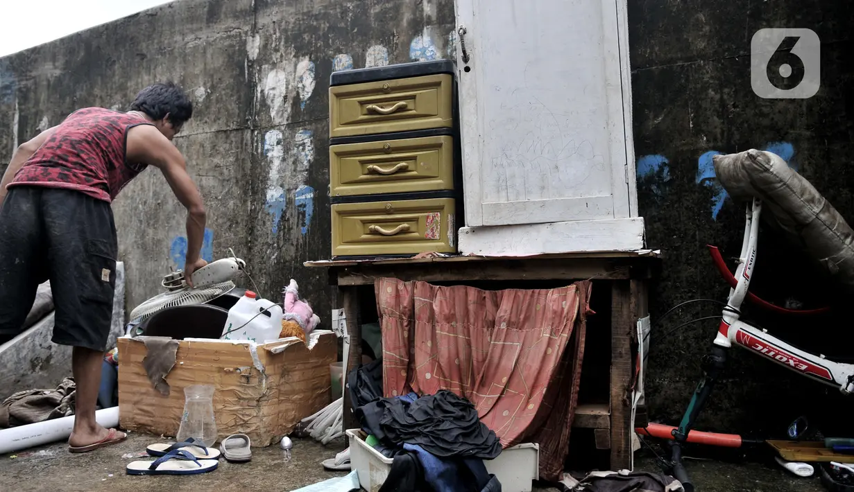 Aktivitas warga bantaran di pinggir Kanal Banjir Barat, Jakarta, Rabu (8/1/2020). Meskipun keadaan sangat memprihatinkan, mereka sama sekali tidak mendapat bantuan dari pemerintah akibat keberadaan status warga bantaran yang ilegal. (merdeka.com/Iqbal S Nugroho)