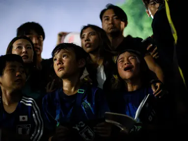 Sejumlah anak-anak Jepang menangis setelah gagal mendapatkan tanda tangan pemain Timnas Jepang, Kaoru Mitoma setelah sesi latihan menjelang laga lanjutan putaran ketiga Kualifikasi Piala Dunia 2026 melawan Timnas Indonesia di Lapangan A, Kompleks Stadion Utama Gelora Bung Karno (SUGBK), Senayan, Jakarta, Rabu (13/11/2024). (Bola.com/Bagaskara Lazuardi)