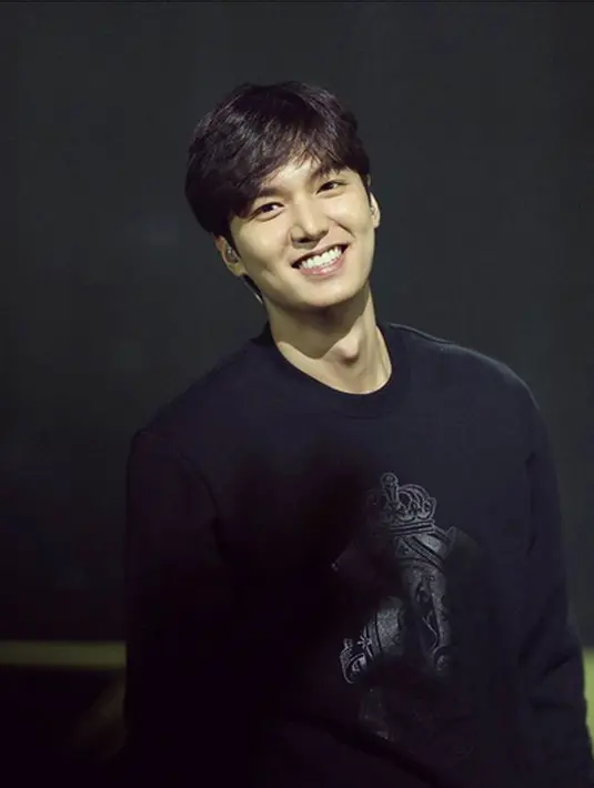 Aktor berusia 29 tahun ini akan bertugas melakukan pelayanan publik di kantor pemerintahan tersebut. Kabarnya juga ia akan meninggalkan dunia entertainnya dalam waktu kurang lebih selama dua tahun. (Instagram/leeminho_87)