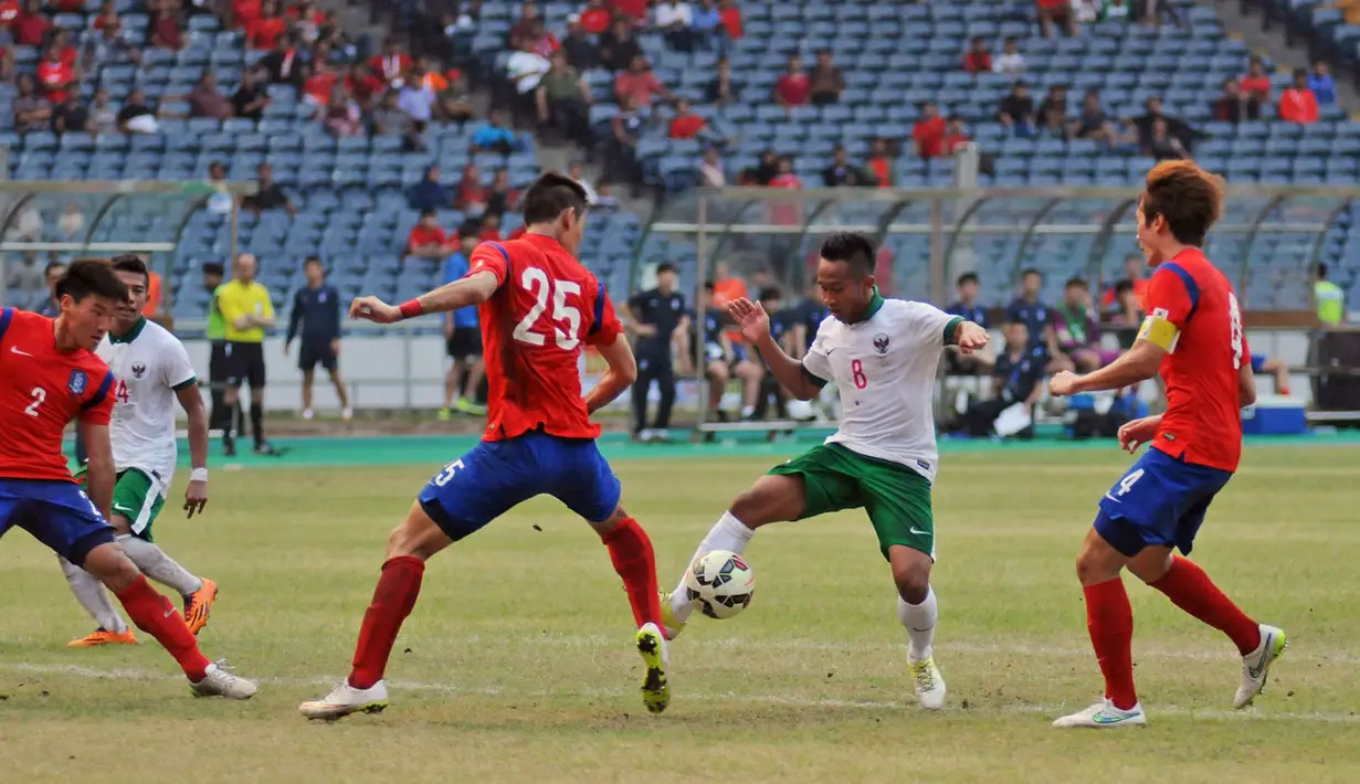 Gelandang timnas Indonesia U-23, Antoni Putro Nugroho (kedua kanan) mencoba menembus kawalan dua pemain Korea Selatan di kualifikasi grup H Piala Asia 2016 di Stadion GBK Jakarta, (31/3/2015). Indonesia U-23 kalah 0-4. (Liputan6.com/Helmi Fithriansyah)