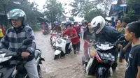 Kemacetan akibat banjir di akses utama Banten itu mencapai 6 kilometer. (Liputan6.com/Yandhi Deslatama)