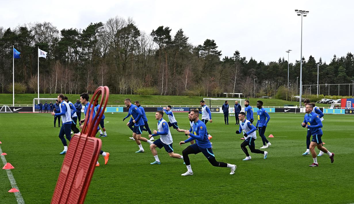 Sejumlah pemain Timnas Inggris menjalani latihan persiapan menjelang laga Kualifikasi Euro 2024 melawan Italia yang berlangsung di St George's Park, Burton-on-Trent, Inggris, 21 Maret 2023. The Three Lions dijadwalkan akan bertandang ke Italia pada Sabtu (25/03/2023) dini hari WIB di Stadion Diego Armando Maradona, Napoli. (AFP/Paul Ellis)