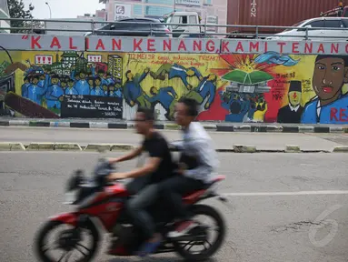 Mural "Tragedi Trisakti dan Mei 1998" berada di Jalan Kyai Tapa, Grogol, Jakarta, Selasa (14/5/14). (Liputan6.com/Faizal Fanani)