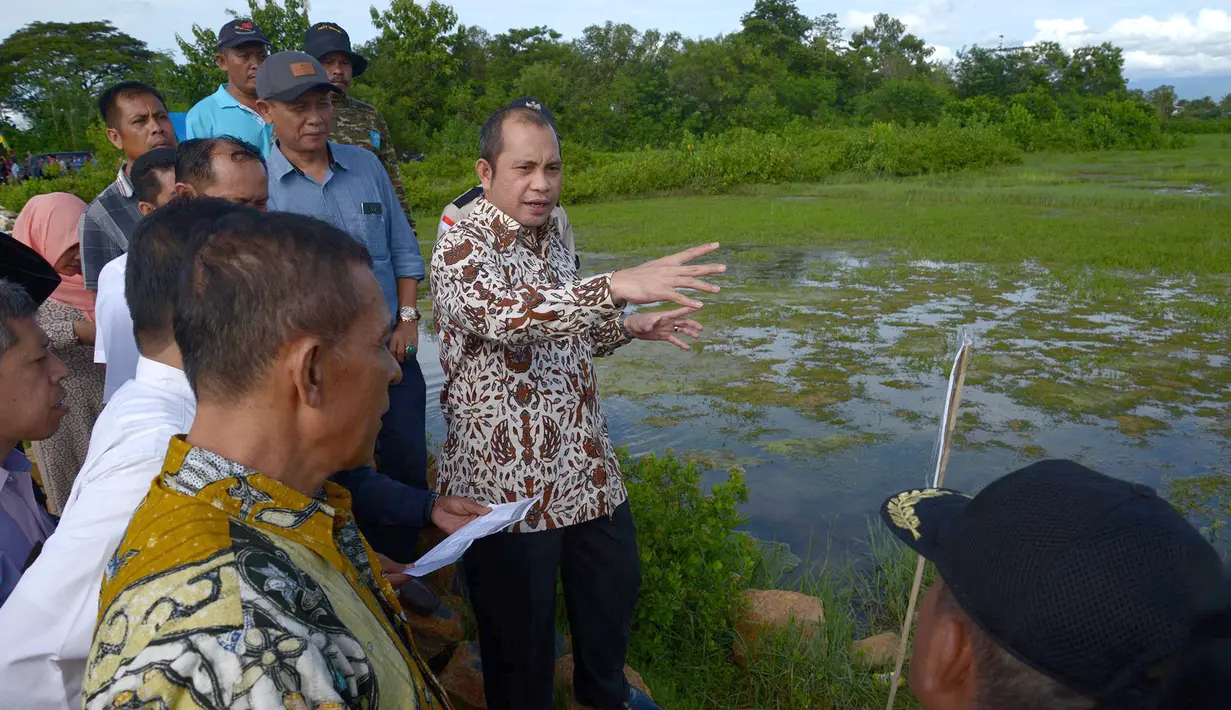 Menteri Desa, Pembangunan Daerah Tertinggal dan Transmigrasi, Marwan Jafar meninjau sarana irigasi yang dibangun menggunakan dana desa dan tenaga kerja setempat di Desa Tenrigangkae, Sulawesi Selatan, Sabtu (13/2/2016). (Foto: Wahyu Wening)