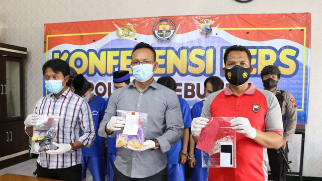 4 remaja di Kebumen ditangkap lantaran edarkan psikotropika alias pil koplo jenis hexymer. (Foto: Liputan6.com/Polres Kebumen)