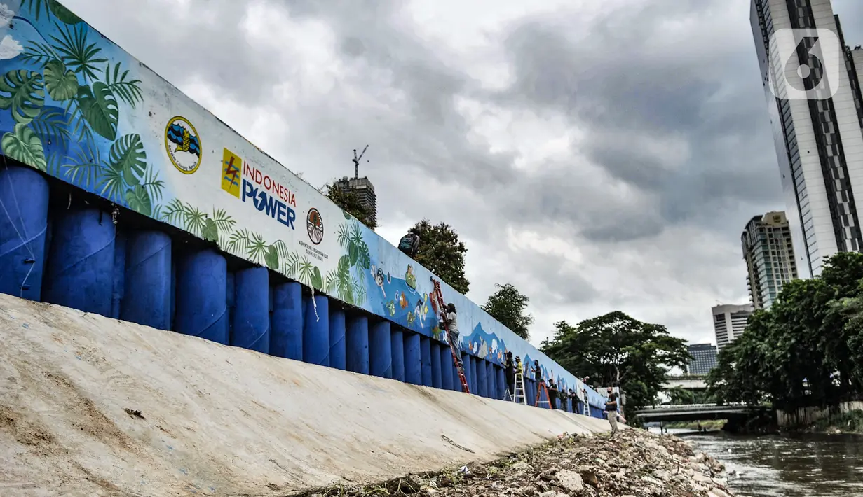 Seniman saat menyelesaikan pembuatan mural di turap Kanal Banjir Barat, Jakarta, Rabu (13/1/2021). Pembuatan mural bertemakan "Kehidupan Sungai" yang dikerjakan oleh seniman dari Komunitas Mural Depok tersebut bertujuan mempercantik lingkungan di sekitar Kali Ciliwung. (merdeka.com/Iqbal S. Nugroho)