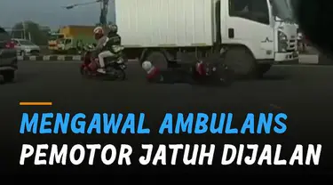 Seorang pemotor terjatuh di jalan saat mengawal mobil ambulans.