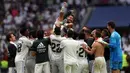 Sejumlah pemain Real Madrid melempar rekan satu timnya, Eden Hazard, ke udara sebagai bentuk perpisahan setelah menjalani pertandingan terakhirnya bersama Real Madrid di Santiago Bernabeu, Minggu (4/6/2023) malam WIB. (AFP/Pierre-Philippe Marcou)