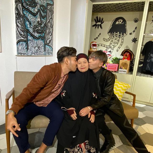 Robby Purba bersama ibunda dan Roy Kiyoshi. (Foto: Dok. Instagram @roykiyoshi)