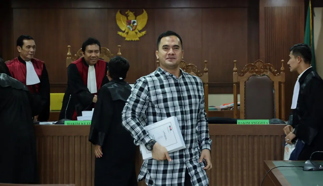 Penyanyi dangdut Saipul Jamil dituntut 4 tahun penjara kasus suap terhadap panitera Pengadilan Negeri Jakarta Utara. Salin itu, terpidana kasus pencabulan itu juga dituntut membayar denda 100 juta. (Deki Prayoga/Bintang.com)