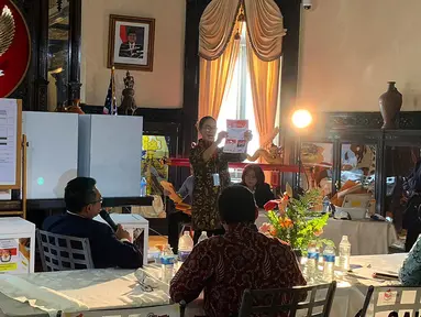 Petugas KPPS Luar Negeri bersama pengawas dan saksi melakukan penghitungan surat suara Pemilu 2019 yang dikirimkan melalui pos maupun yang dicoblos langsung di TPS, di KBRI Washington DC, Kamis (18/4). Jokowi meraih 1113, sementara pasangan Prabowo-Sandi meraih 352 suara. (Liputan6.com/HO/Butet)