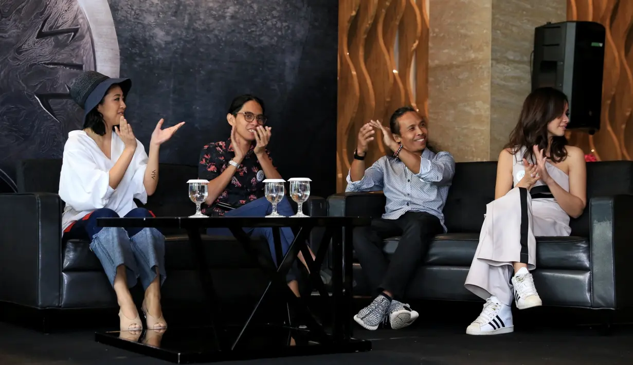 Bagi Vino, memerankan tokoh Wiro Sableng itu sebagai bentuk balas budinya pada mendiang ayahandanya, Bastian Tito. Ia beranggapan, bahwa dari hasil Wiro Sableng, ia bisa sekolah hingga masuk ke dunia entertainment. (Adrian Putra/Bintang.com)